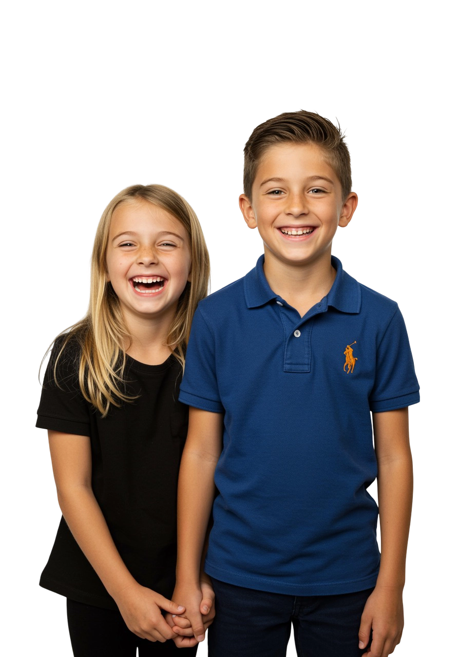 Zwei selbstbewusste und glueckliche Kinder stehen nebeneinander und lachen